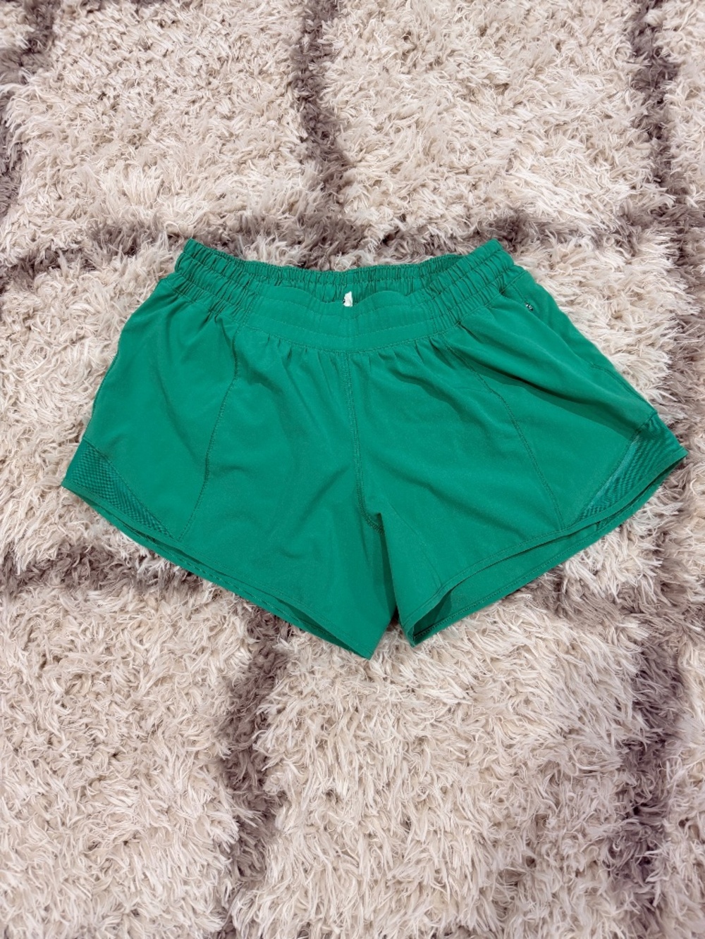 LULULEMON | Hotty Hot Shorts Low Rise 4", Size 6